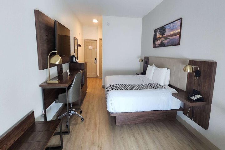 1 King Bed (1 of 10)