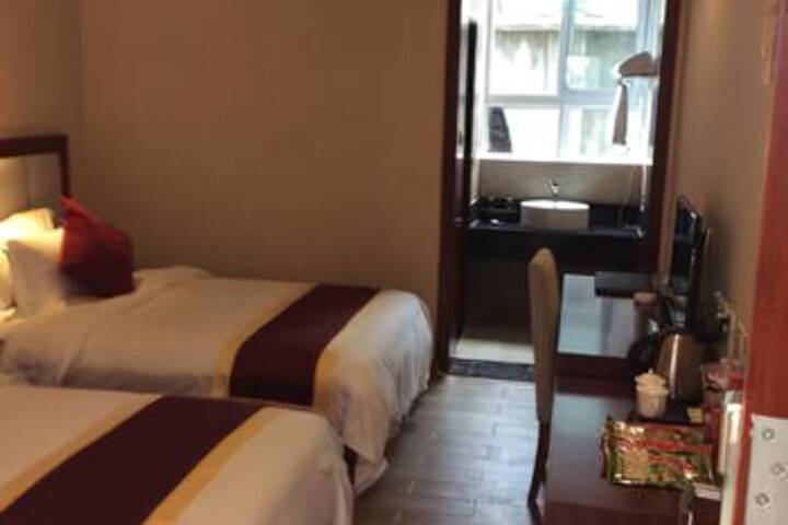 Room 4 of 9