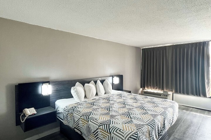Room 7 of 12