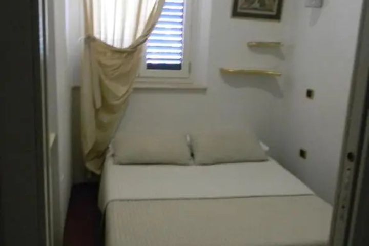 Room 3 of 7