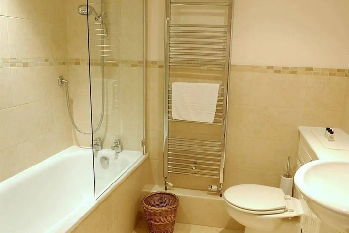 Room 6 of 10