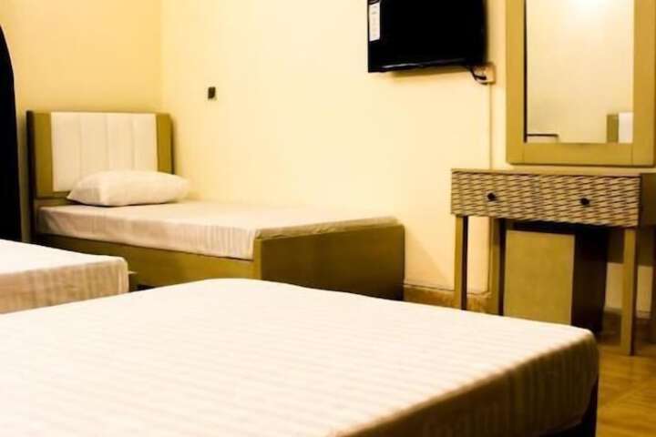 Room 9 of 14