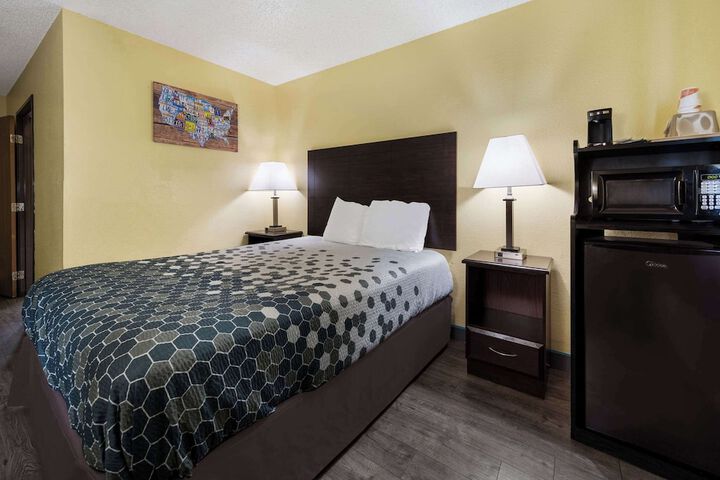 1 Queen Bed (23 of 26)