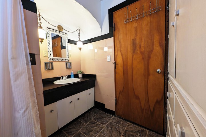 Room 380 of 447
