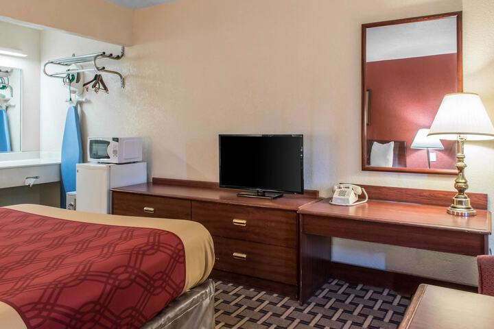 1 Queen Bed (2 of 18)