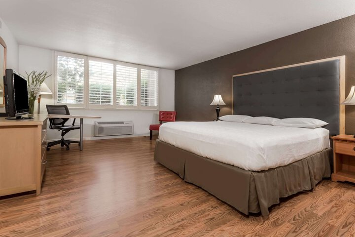1 King Bed (10 of 19)
