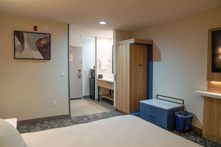 1 King Bed (6 of 12)