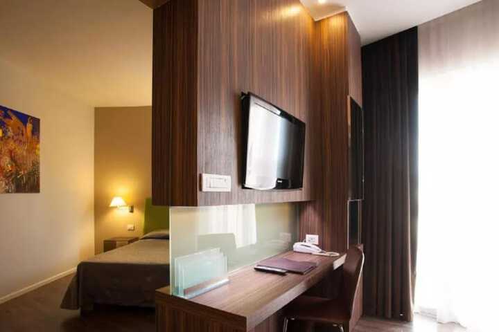 Room 8 of 95