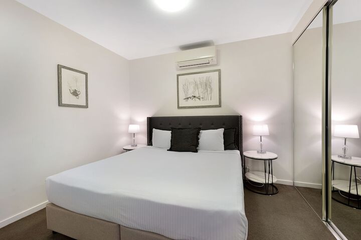 Room 4 of 98