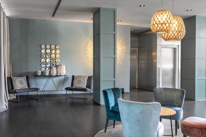 Entrance & Lobby
