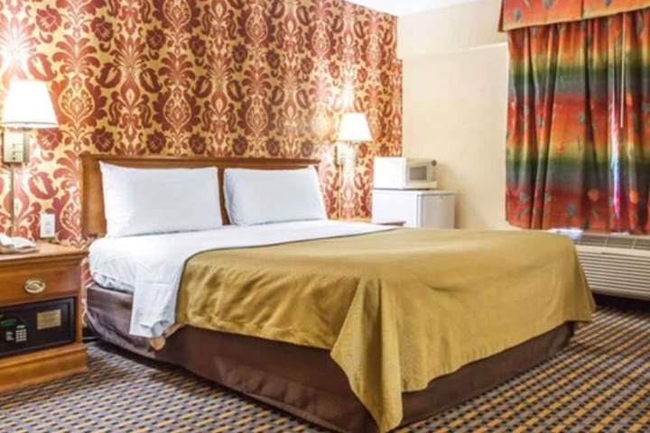 1 King Bed (5 of 14)