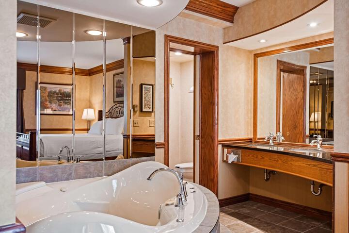 Suite 1 King Bed Second Floor Jetted Tub Fireplace Living Area Microwave and Refrigerator Full Breakfast (3 of 11)