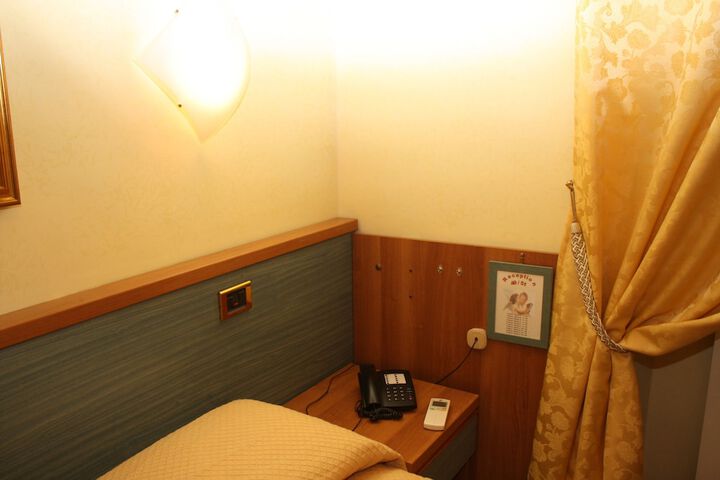 Room 8 of 16
