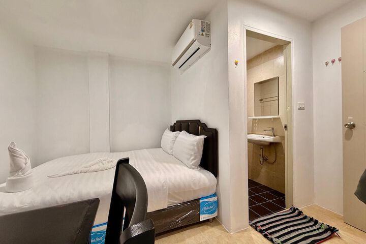 Room 2 of 33