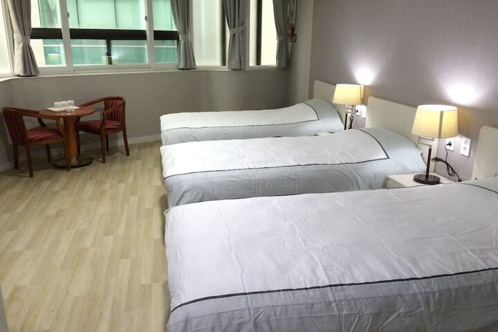 Room 9 of 33