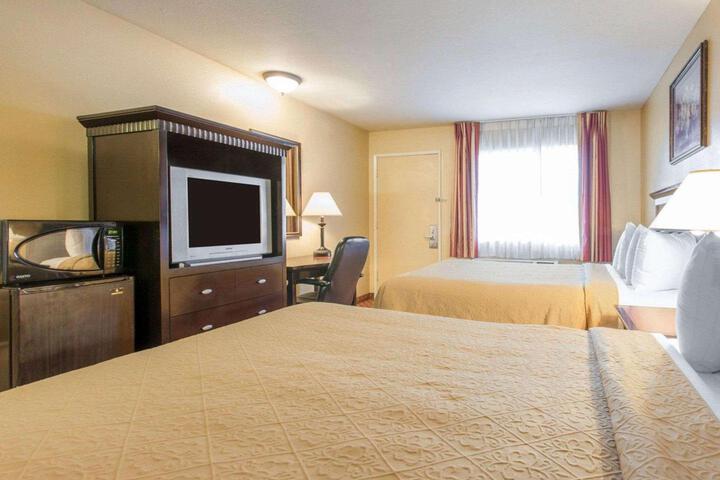 2 Queen Beds (6 of 8)