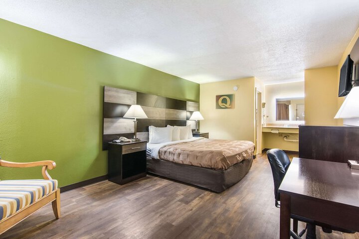 1 King Bed (3 of 7)