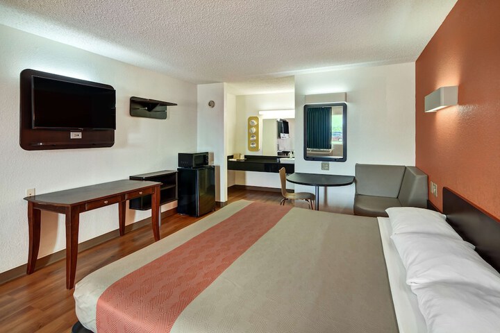 1 King Bed (3 of 8)