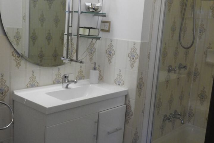 Room 12 of 28