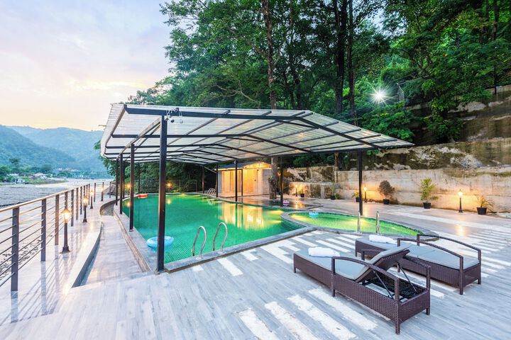 Pool 73 of 161