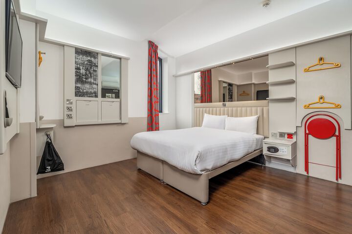 Room 25 of 47