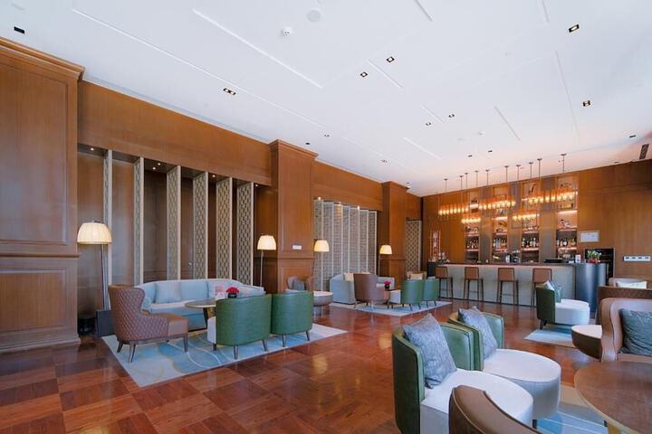 Lounge 16 of 19