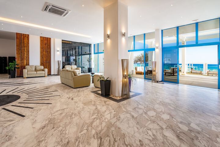 Entrance & Lobby