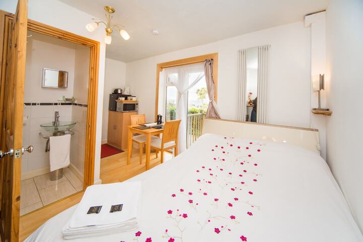 Room 4 of 43