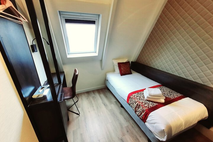 Room 6 of 45
