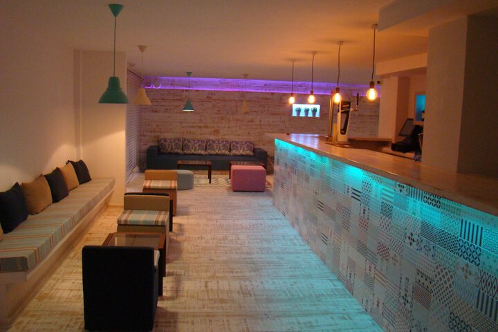 Lounge 30 of 37