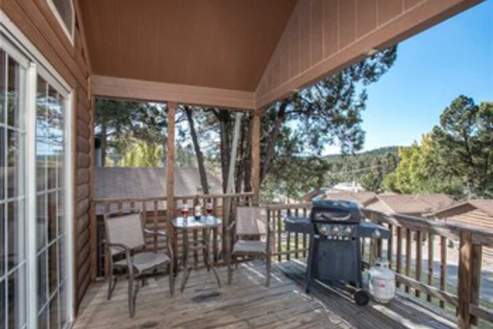 Aloft Cabin 1 Bedroom, 1 Loft, Midtown, Sleeps 6 in Ruidoso, NM