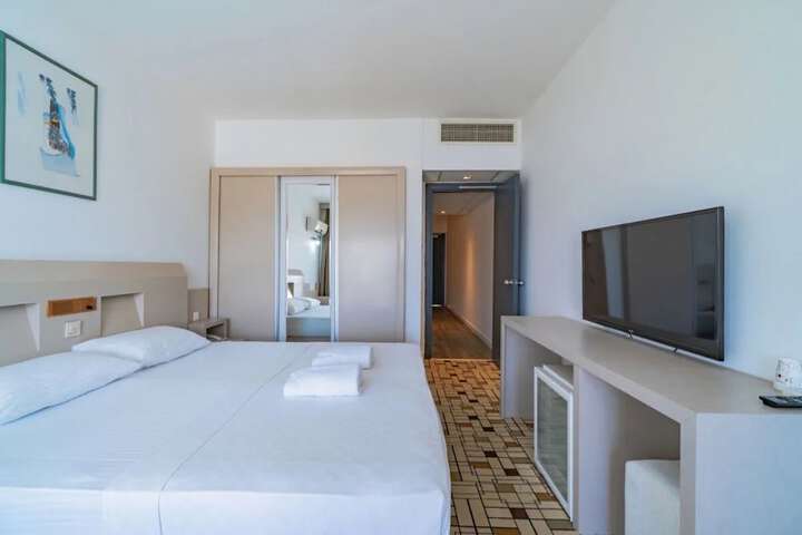 Room 4 of 12