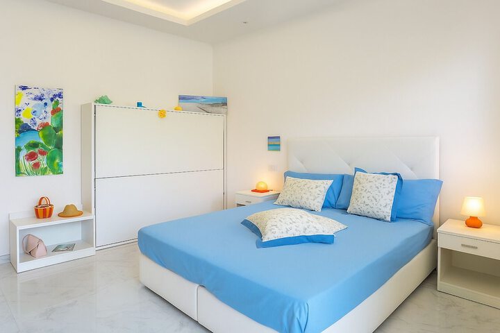 Room 2 of 8