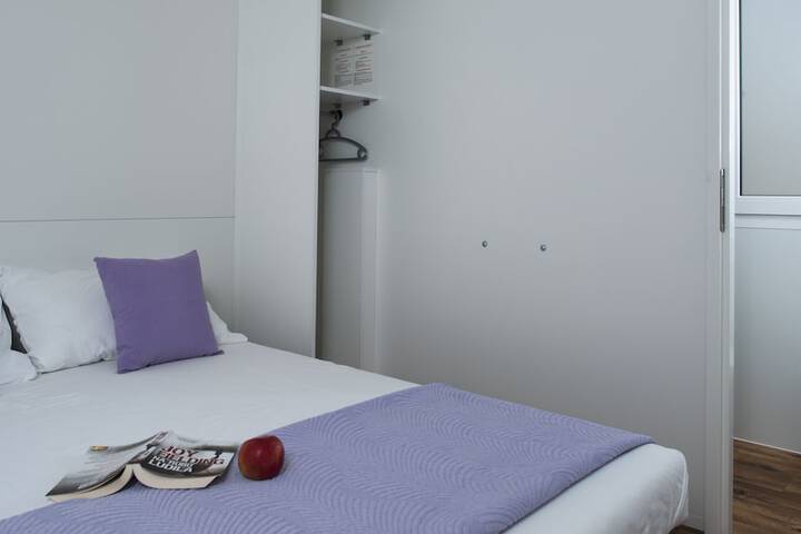Room 6 of 28