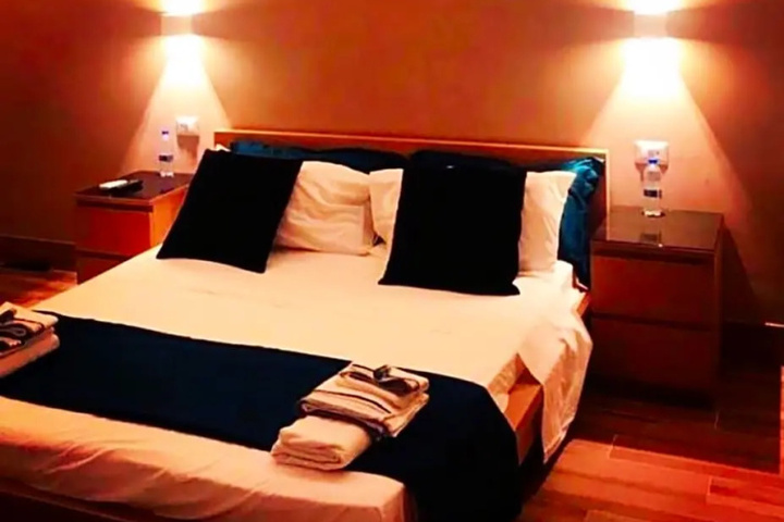 Room 4 of 16