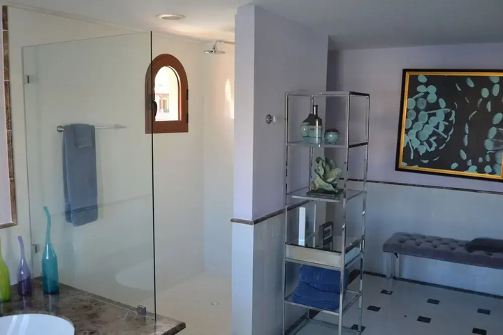 Room 4 of 12
