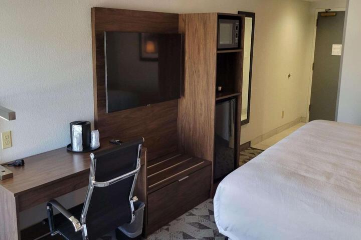 Accessible 1 King Accessible Bathtub 50 Inch Flat Screen Television Keurig Coffee Maker Microwave and Refrigerator Full Breakfast (3 of 20)