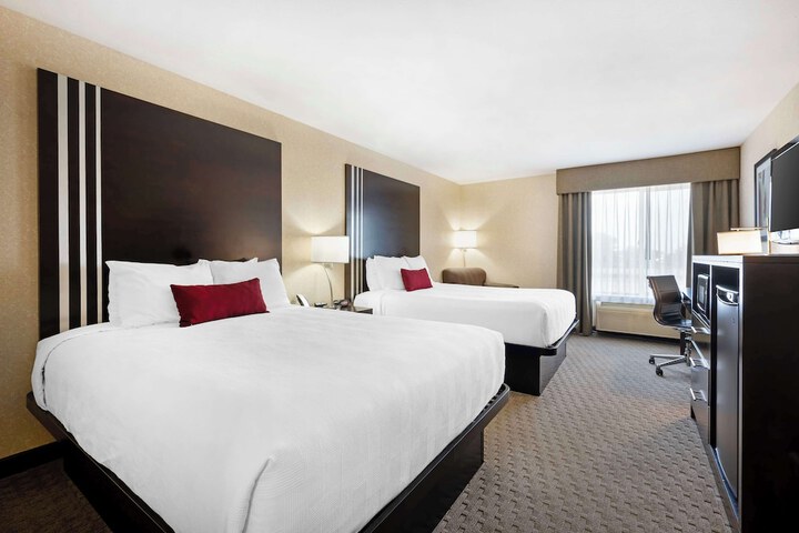 2 Queen Accessible Comm Assist Bathtub Microwave, Refrigerator WiFi Full Breakfast (7 of 11)