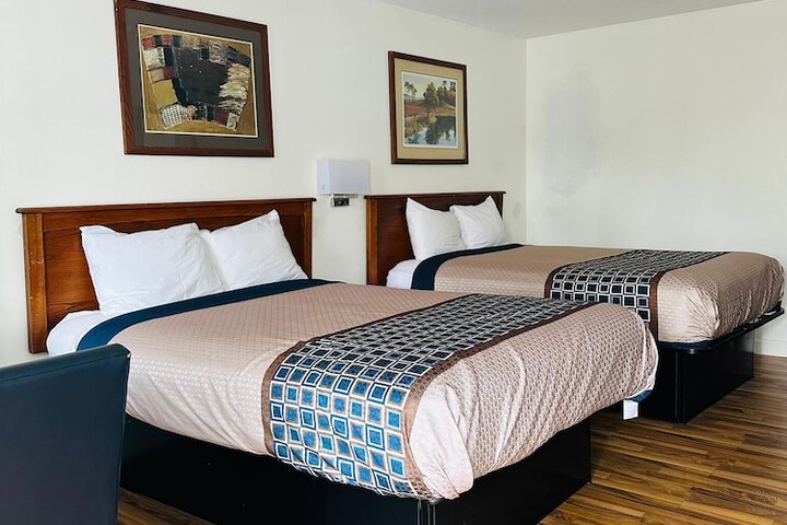 1 Queen Bed (17 of 24)