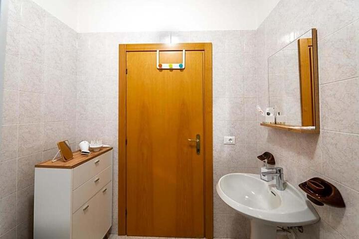 Room 1 of 27