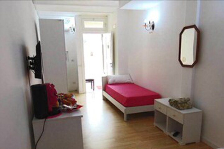 Room 10 of 16