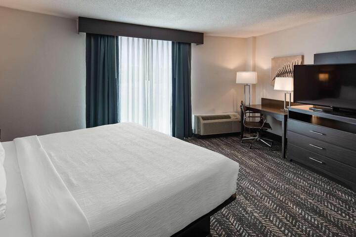 1 King Bed Exercise Bike Microwave, Refrigerator Walk in Shower Full Breakfast (6 of 30)