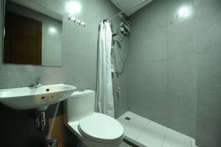 Room 4 of 28