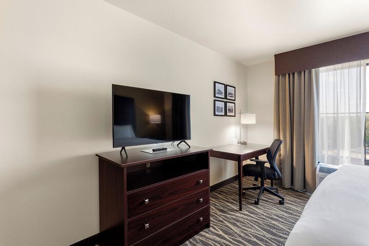 Studio Accessible King Size Bed (5 of 20)