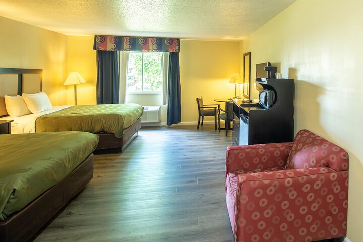 2 Queen Beds (3 of 4)