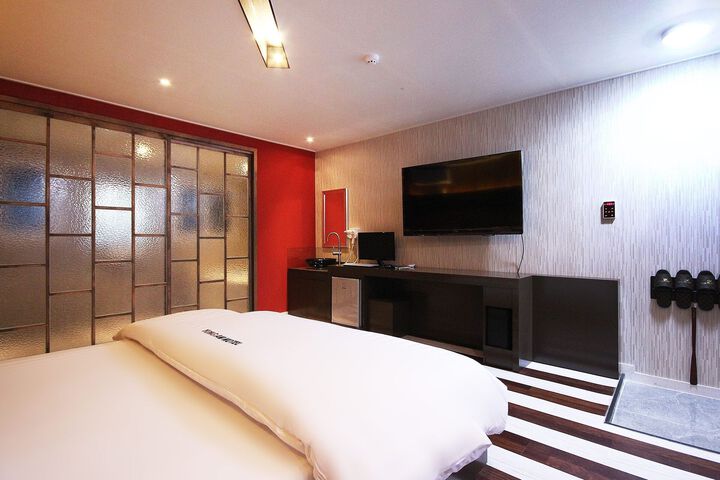 Room 11 of 13
