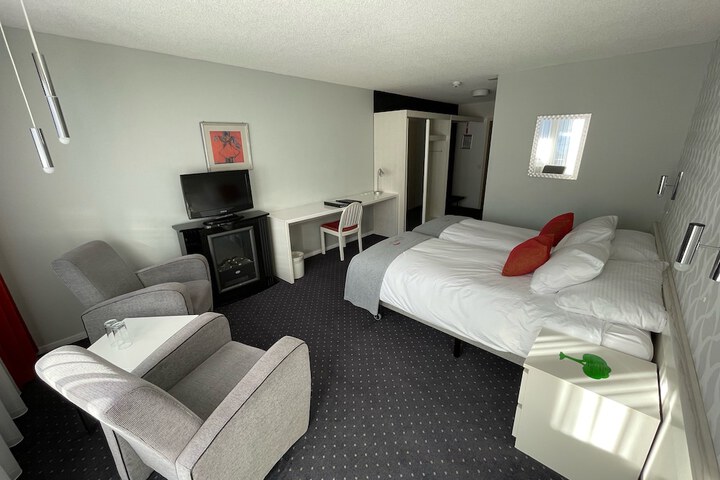 Room 2 of 40