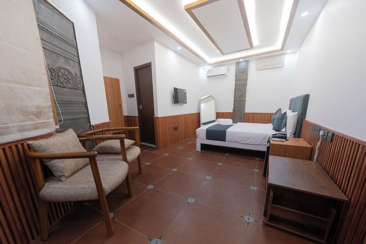 Room 9 of 33