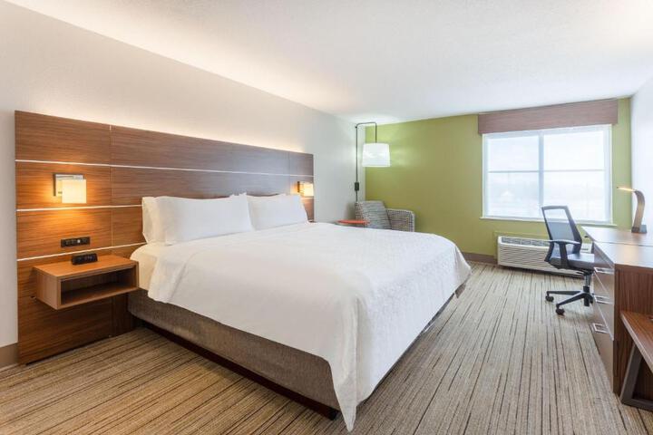 2 Queen Beds (2 of 8)