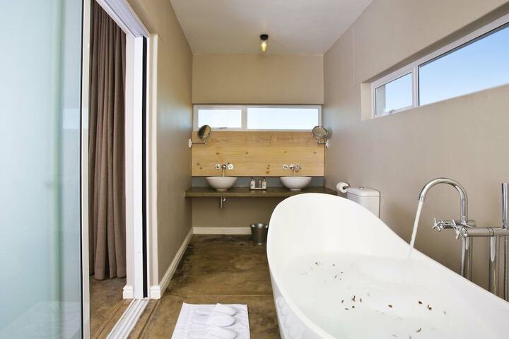 Room 6 of 14